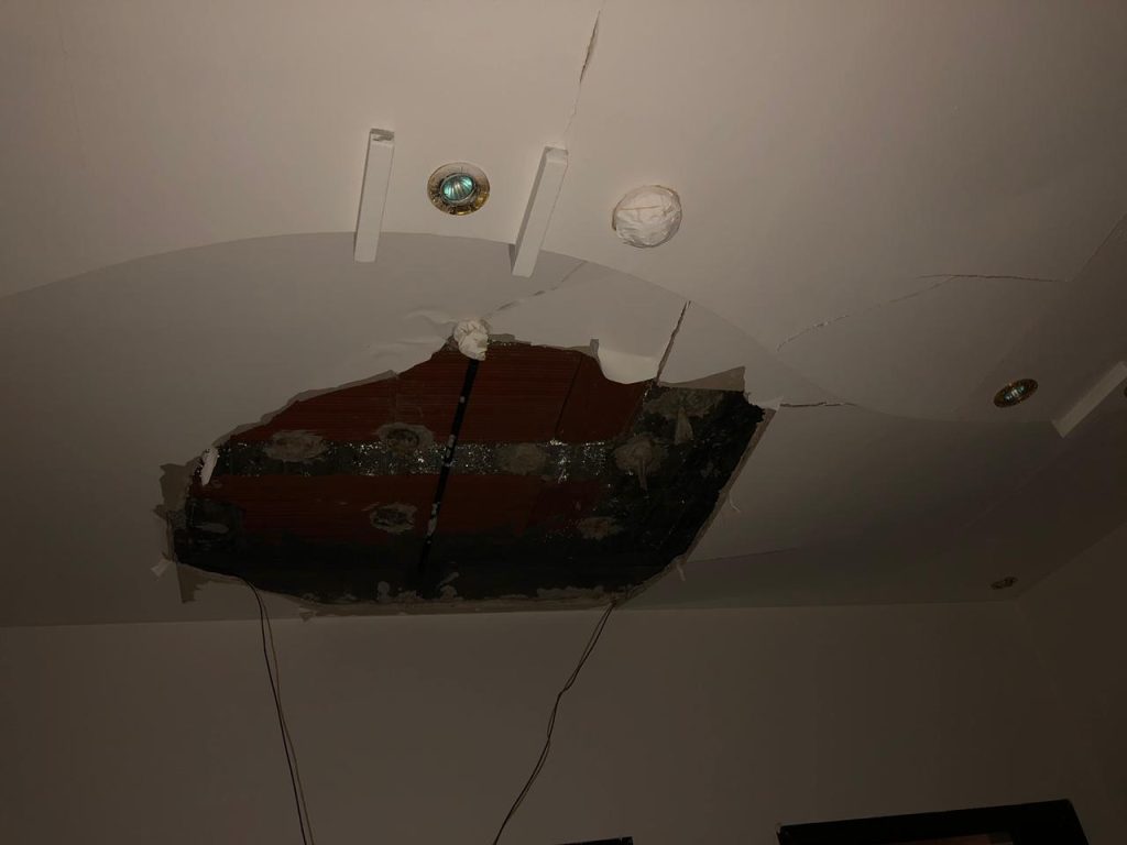 علاج رطوبة سقف الحمام