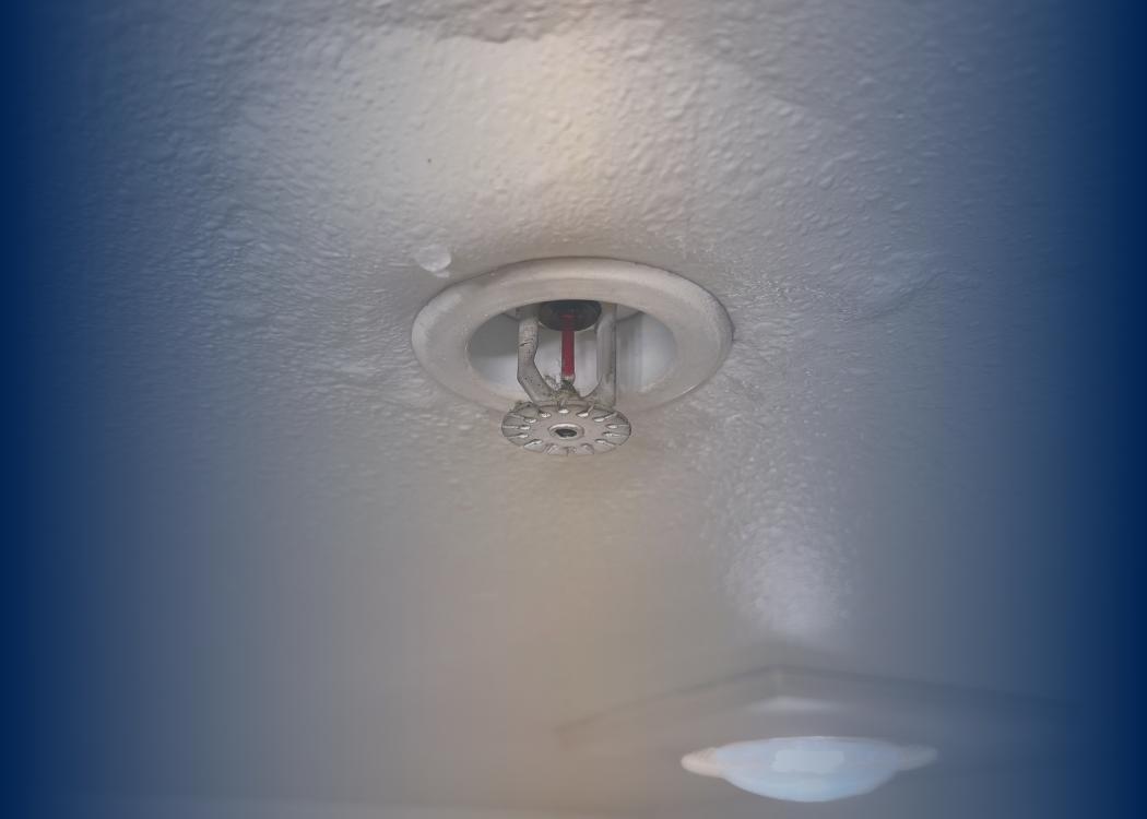 لماذا يتسرب الماء من السقف أسفل حمامي